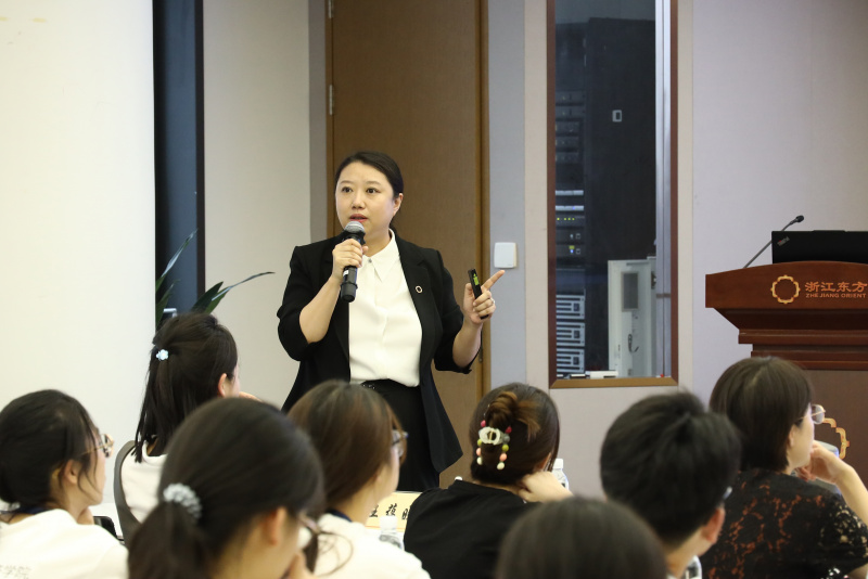 浙江大學經(jīng)濟學院、國際聯(lián)合商學院全國優(yōu)秀大學生夏令營到浙江東方參訪 何欣.jpg