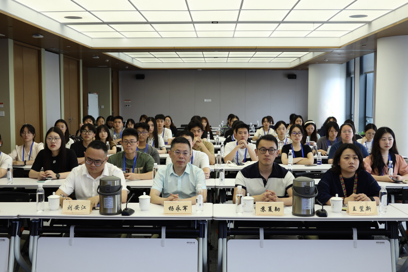 浙江大學經(jīng)濟學院、國際聯(lián)合商學院全國優(yōu)秀大學生夏令營到浙江東方參訪 劉安江（左一）楊永軍（左二）.jpg